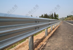 Traffic guardrail