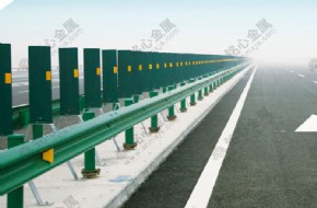 Traffic guardrail